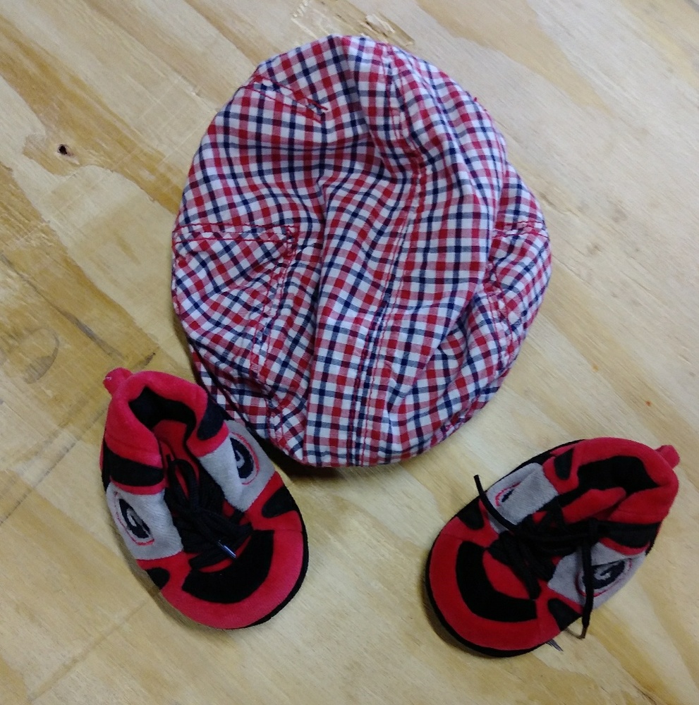Infant hat and soft Georgia bulldog shoes